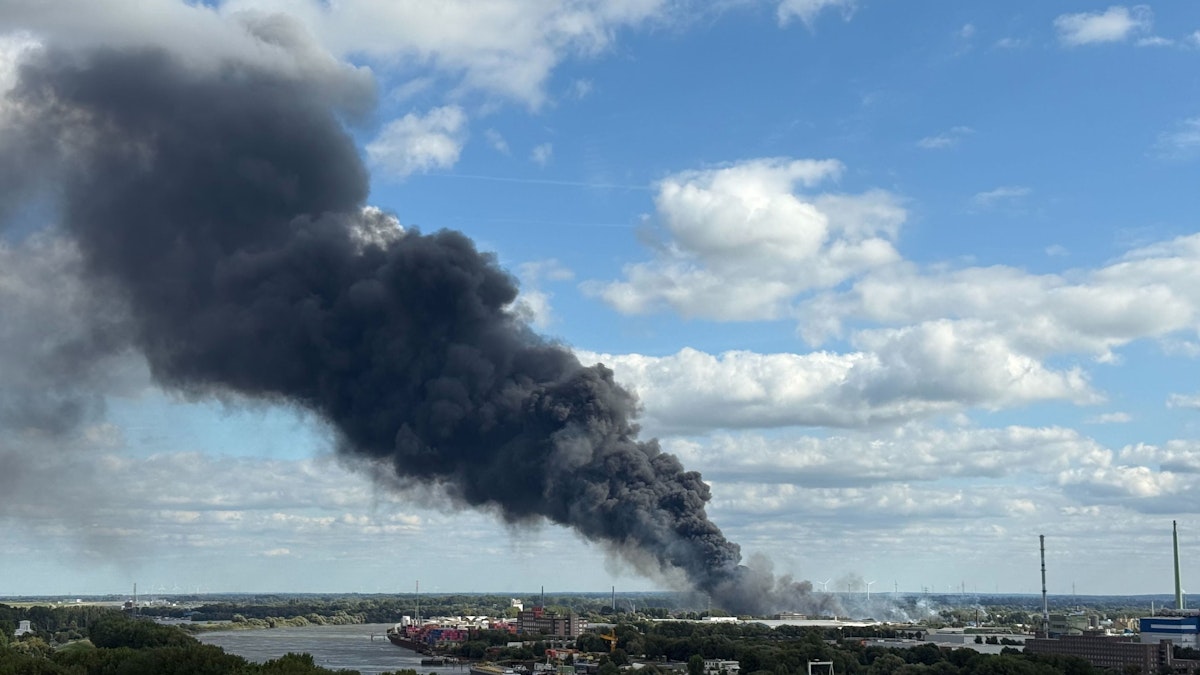Großalarm bei Feuer – Explosion in Halle! Meterhohe Rauchsäule in Hamburg
