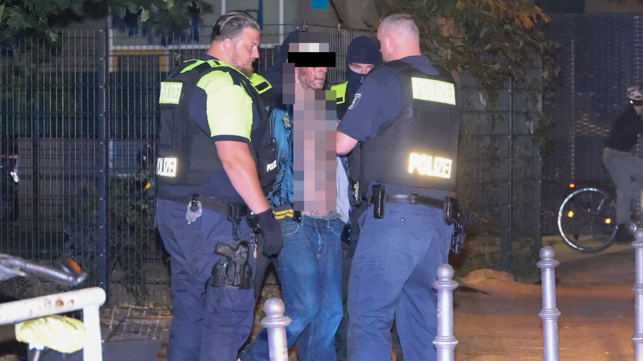 Berlin: Mann bedroht Passanten mit Sturmgewehr – Festnahme! | Regional