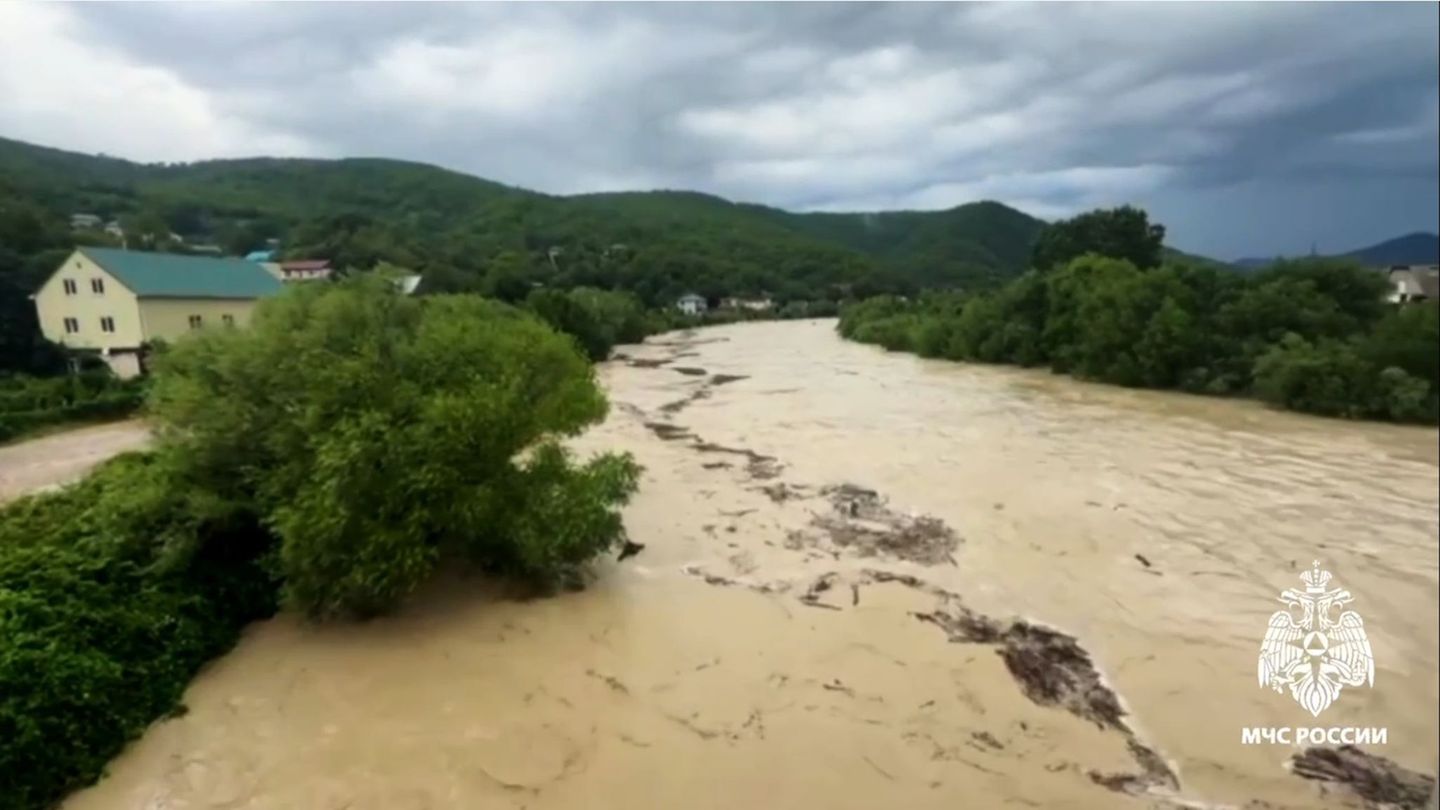 Unwetter haben im Kreis Tuapse in der Region Krasnodar zu Überschwemmungen geführt. (Handout) Foto: -/Russian Emergencies Minist