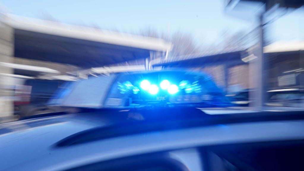 Zwei Pkw stoßen auf der B100 in Halle zusammen