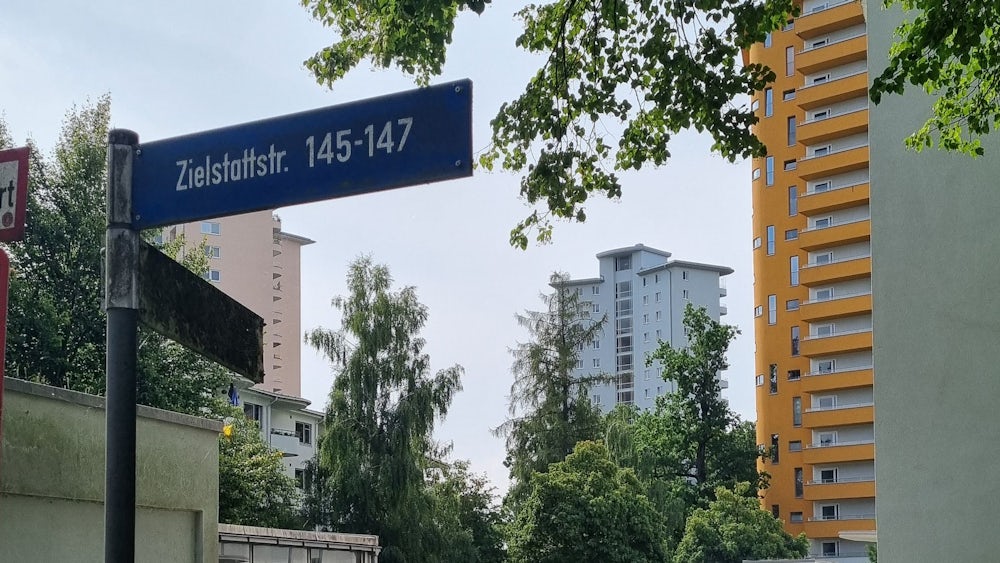 Den zwei ältesten Hochhäusern Bayerns in Obersendling wurde vor etwa 20 Jahren ein weiteres zur Seite gestellt.