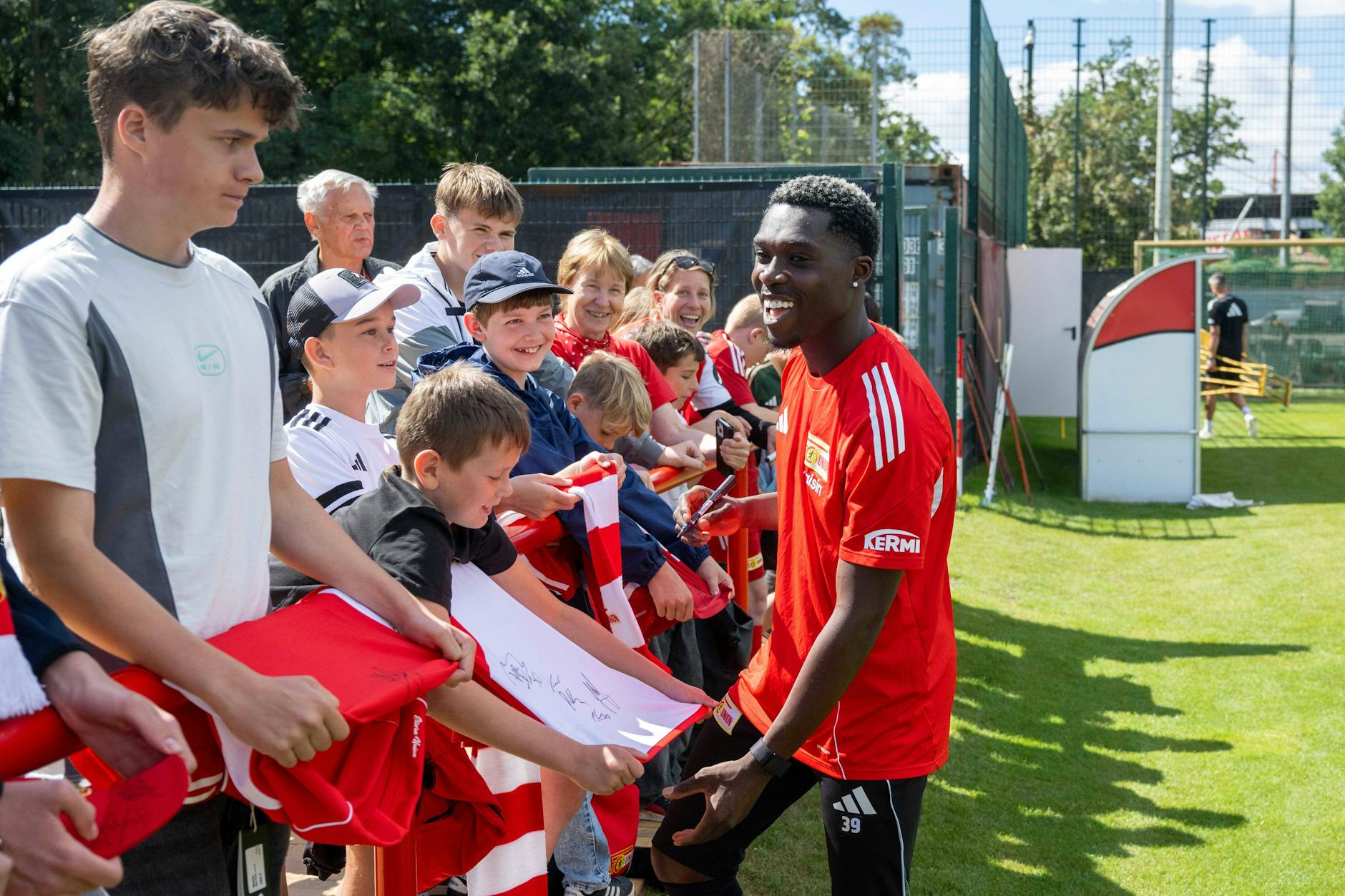 Neu bei Union und gleich bei den Fans gefragt: Derrick Köhn schreib nach dem öffentlichen Training am Dienstag fleißig Autogramme.