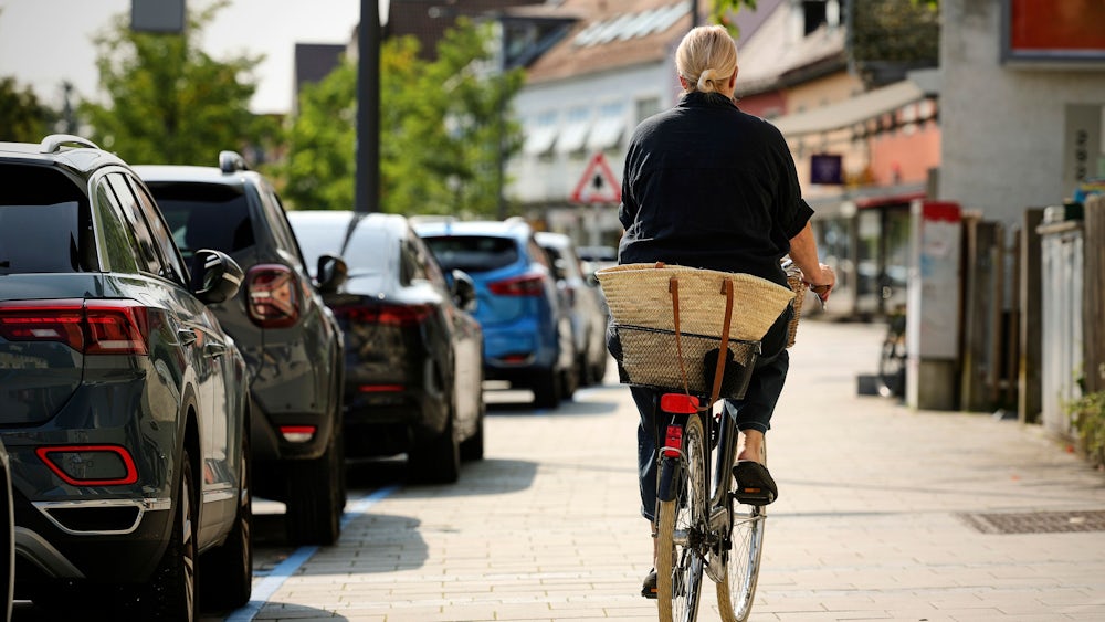 Radler weichen verbotenerweiße wegen des hohen Verkehrsaufkommens immer wieder auf den Gehweg aus.
