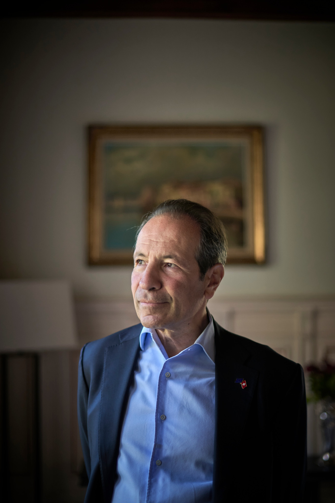 EU-Botschafter Petros Mavromichalis in einem Interview in der EU-Residenz in Bern, im Hintergrund ein Gemälde.