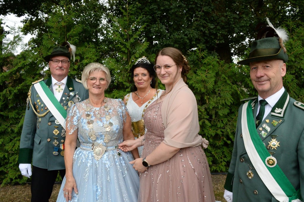Erste Königin Stukenbrocks feiert festlichen Umzug