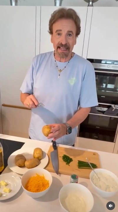 Thomas Gottschalk kocht Kartoffeln auf Instagram – Fans lieben es.