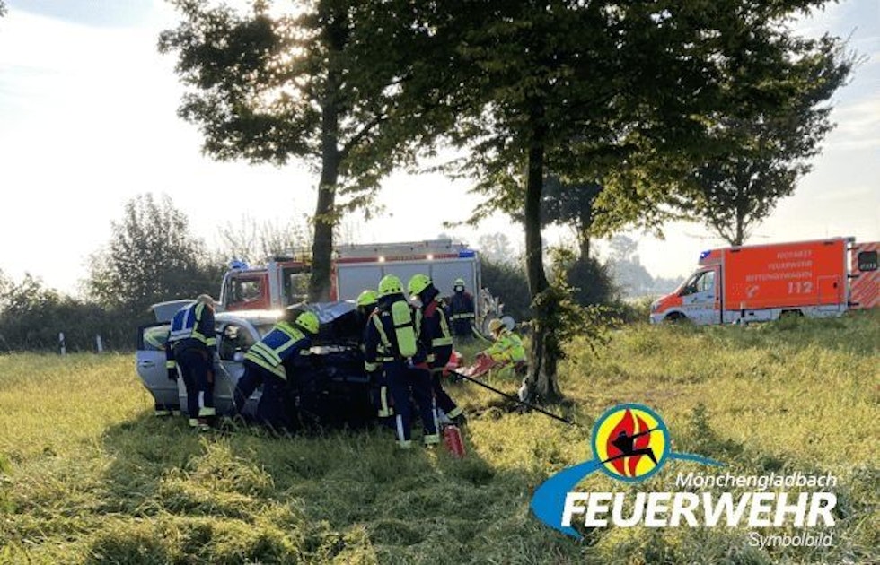 Auto kracht in Mast: Fahrerin bei Unfall in Mönchengladbach verletzt