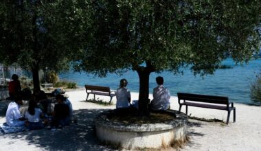Menschen suchen in Le Bourget-du-Lac unter einem Baum Schatten