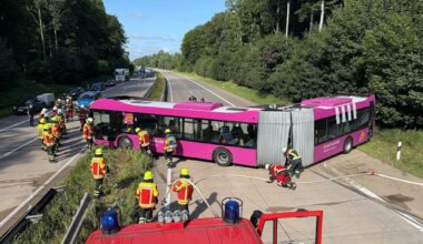 Gelenkbus im Schienenersatzverkehr verunglückt auf A24: Fünf Verletzte