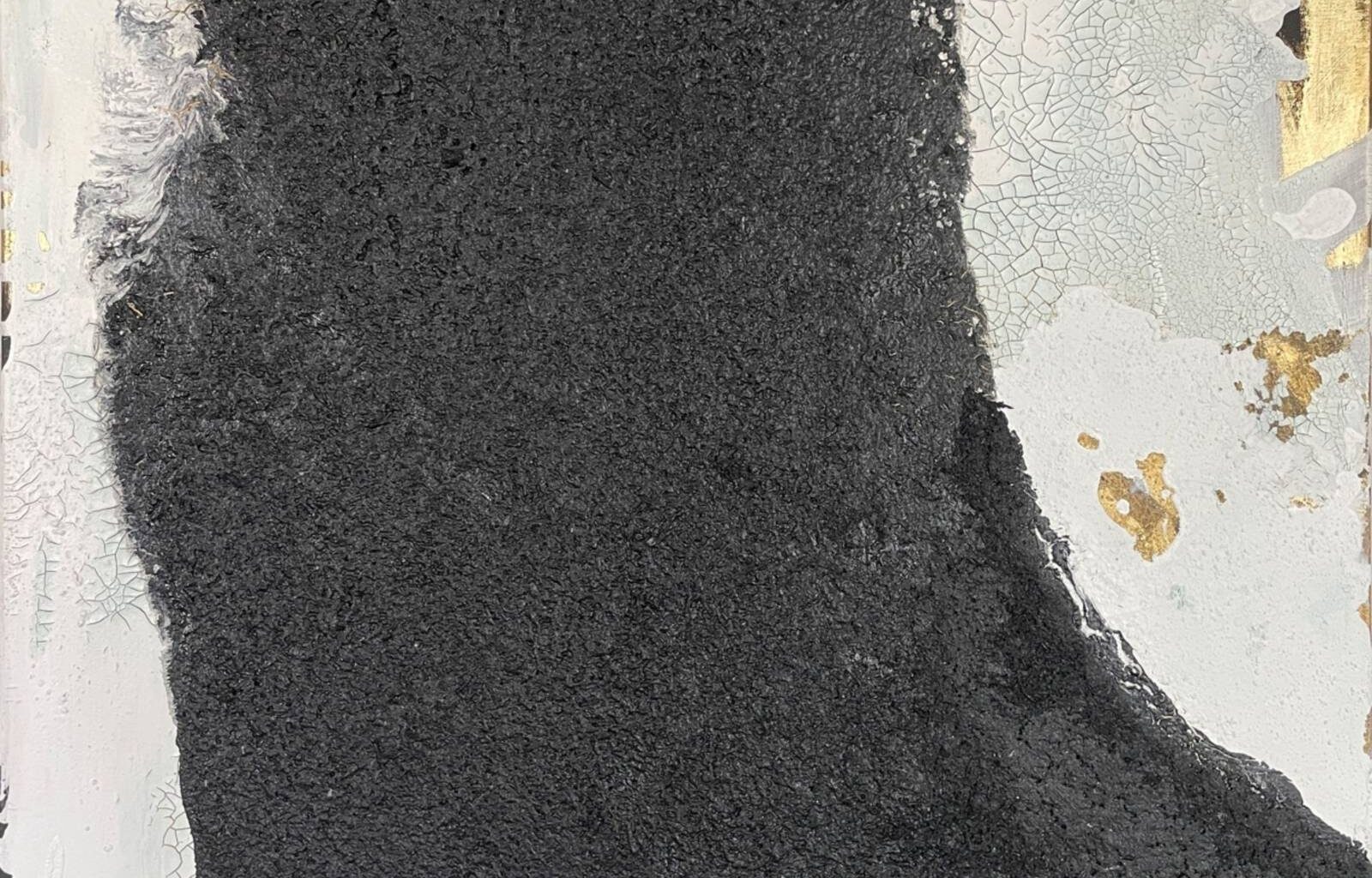 Zu sehen ist eine minimalistische abstrakte Malerei von Matthias J. Gierten. Großflächige Pinselstriche in Schwarz, Gold und Weiß sind zu sehen.