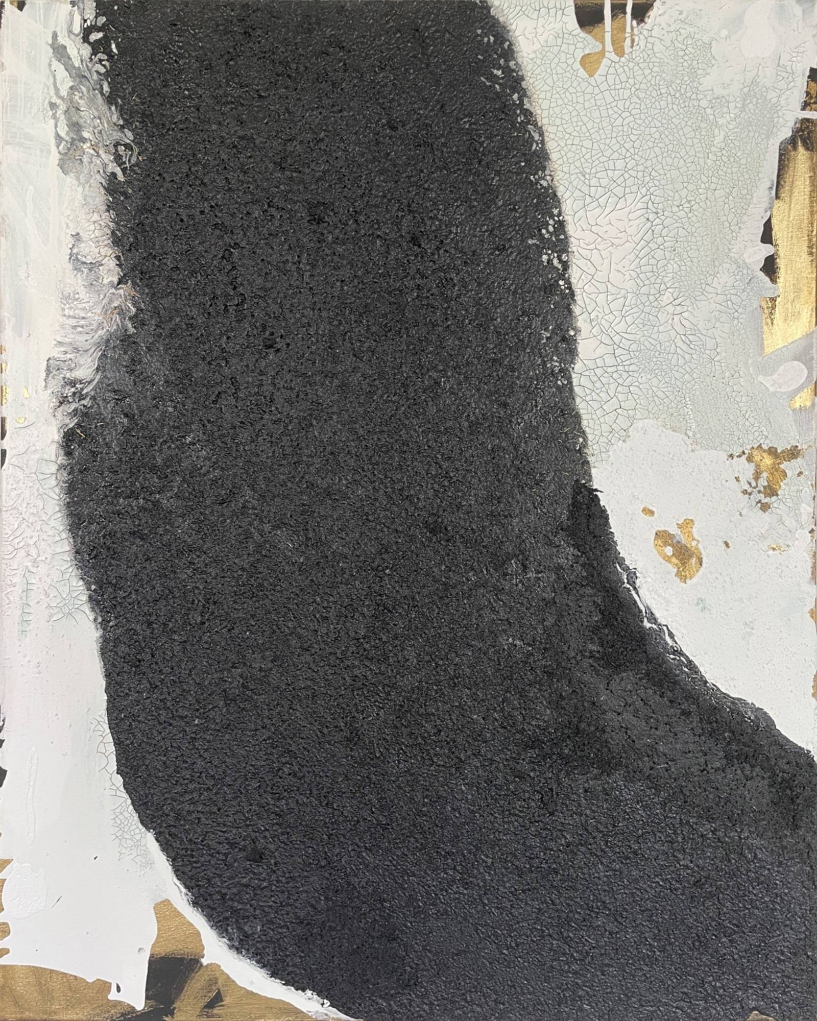 Zu sehen ist eine minimalistische abstrakte Malerei von Matthias J. Gierten. Großflächige Pinselstriche in Schwarz, Gold und Weiß sind zu sehen.