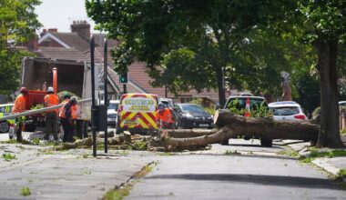 Stromausfälle, gesperrte Straßen: Sturm Floris beeinträchtigt das öffentliche Leben Großbritanniens und Irlands