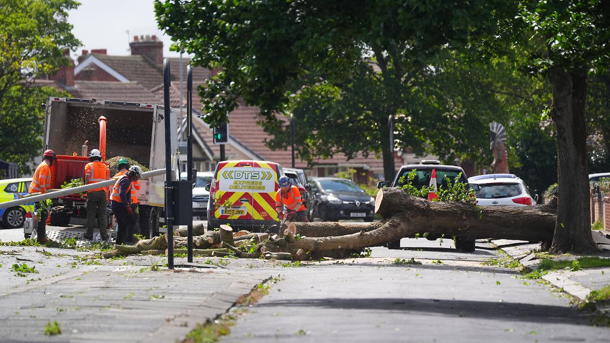 Stromausfälle, gesperrte Straßen: Sturm Floris beeinträchtigt das öffentliche Leben Großbritanniens und Irlands