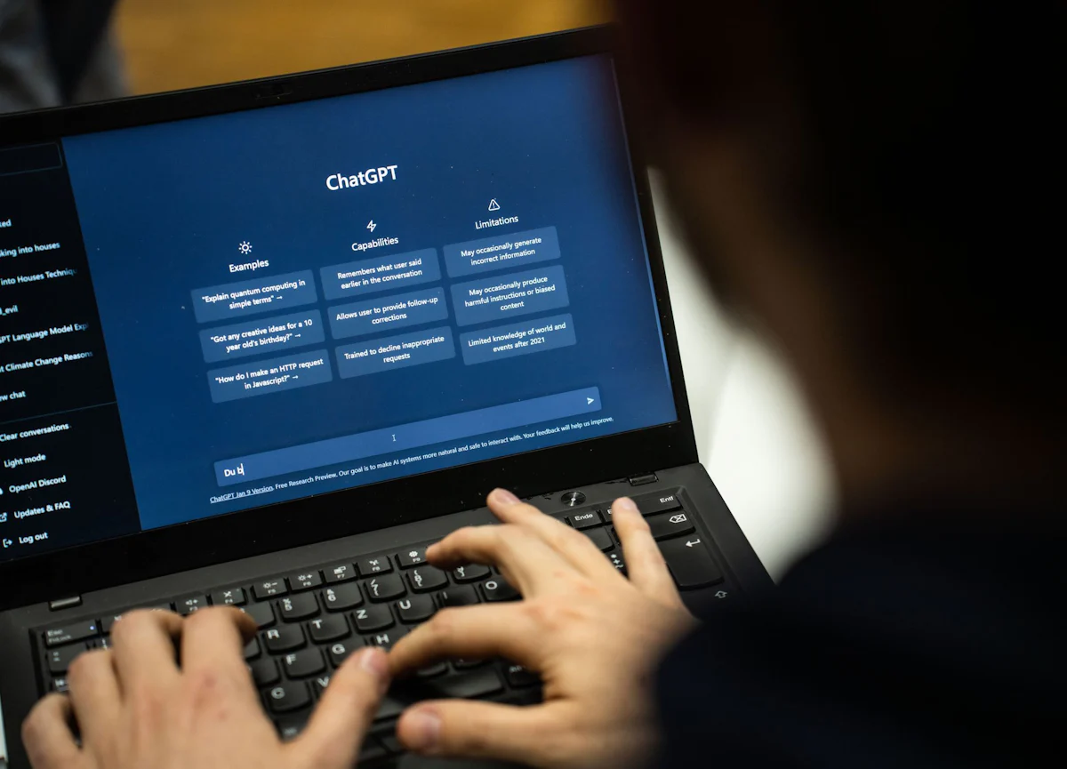 Künstliche Intelligenz - Neue EU-Regeln fordern Transparenz von ChatGPT & Co. - Wirtschaft