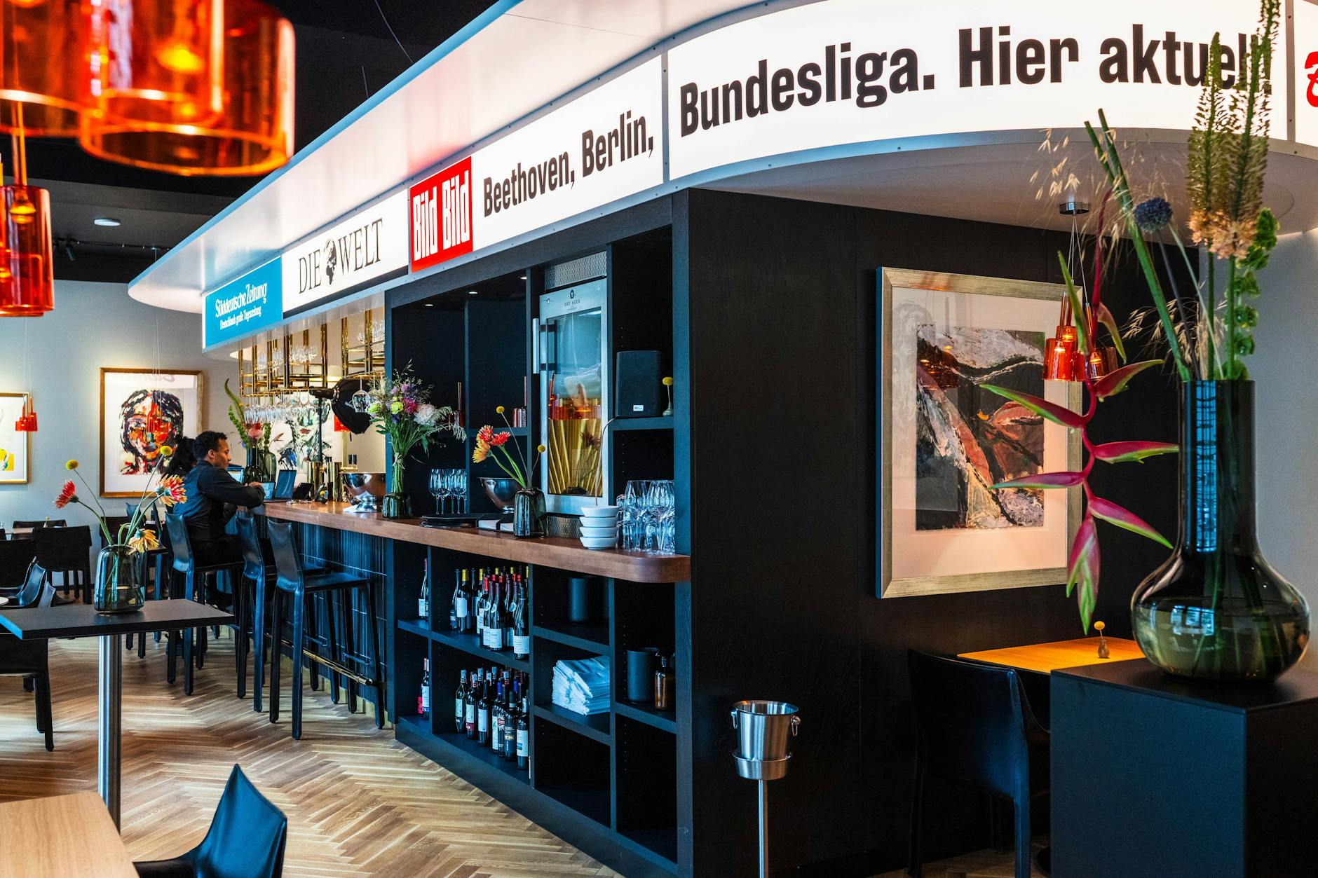 Ein Ufo ist gelandet: Das Kiosk-Oval ist in Berlin zum Tresen mutiert.