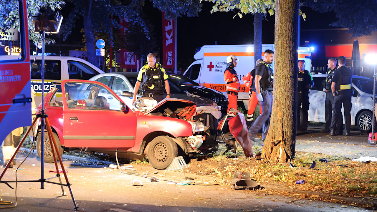 Tragischer Unfall in Berlin: Fahranfänger (19) stirbt nach Baum-Crash | Regional