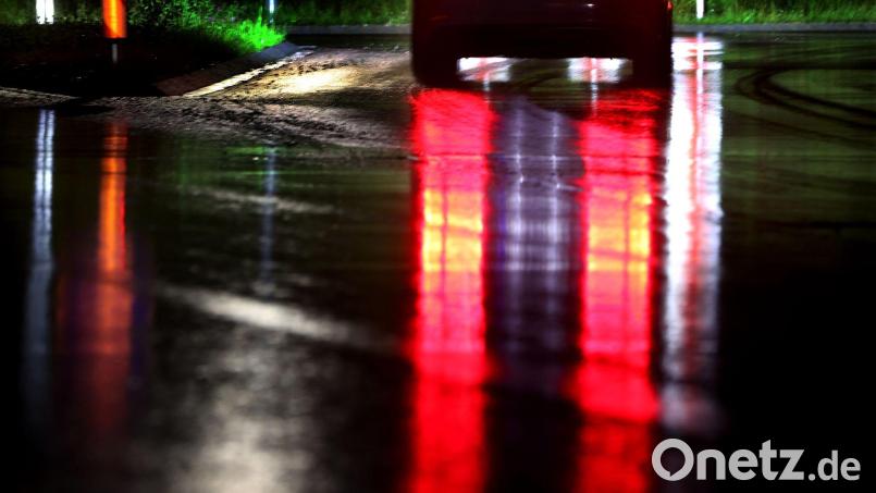 Der Unfall passiert auf regennasser Fahrbahn. (Symbolbild) Bild: Karl-Josef Hildenbrand/dpa