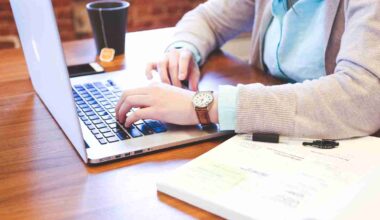 Ein Laptop, in den etwas eingetippt wird