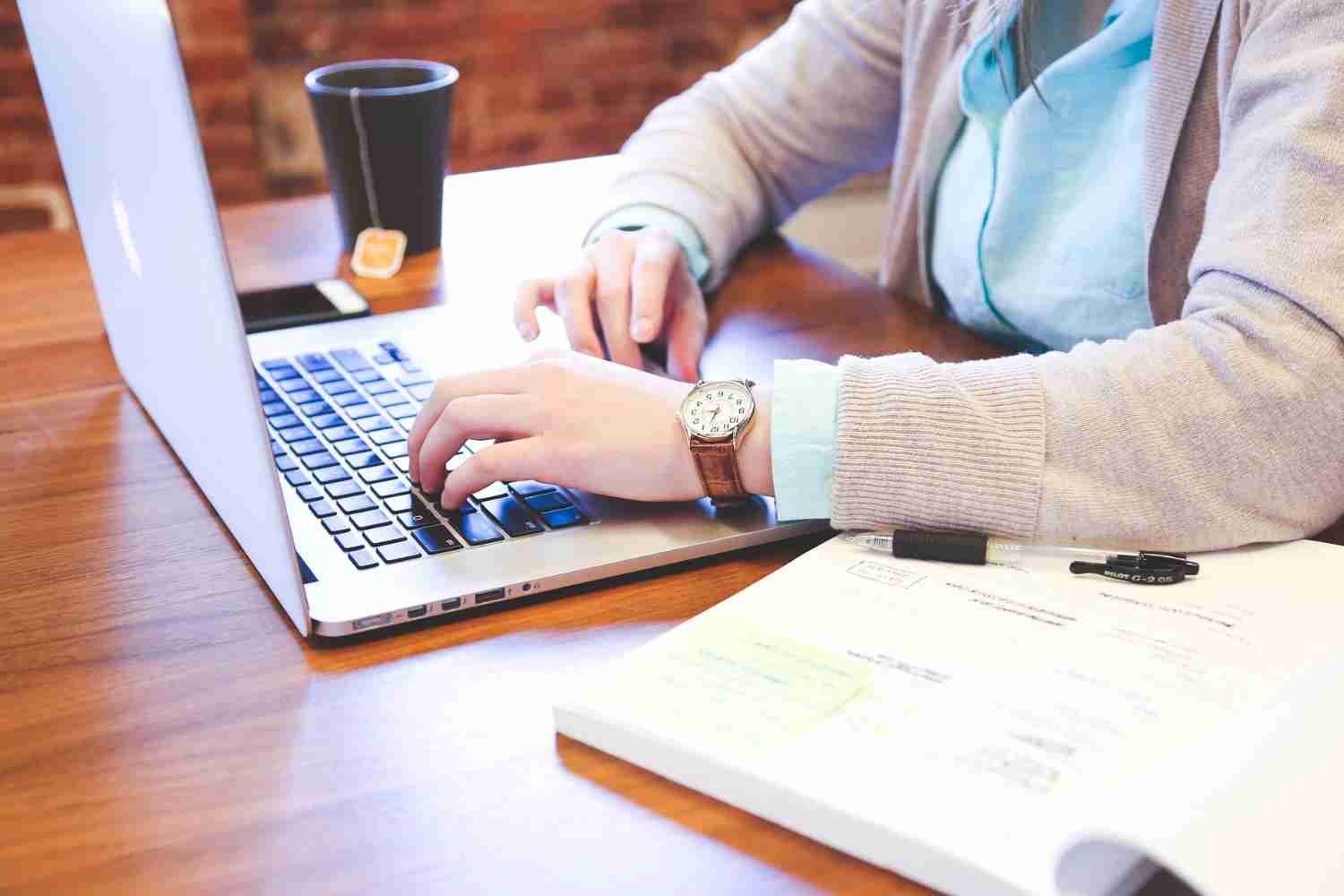 Ein Laptop, in den etwas eingetippt wird
