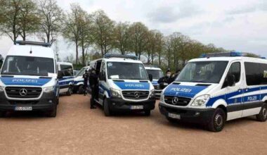 Mehrere Polizeiwagen im Halbkreis