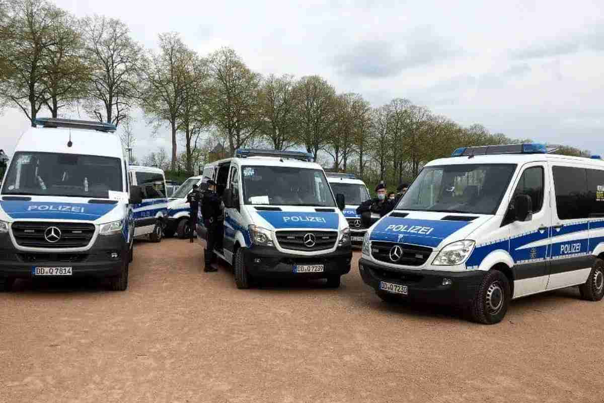 Mehrere Polizeiwagen im Halbkreis