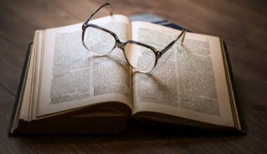 Aufgeschlagenes Buch, auf dem eine Brille liegt