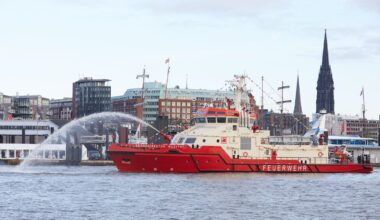 Das Feuerlöschschiff "Branddirektor Westphal" kam dem Sportboot zu Hilfe. (Archivbild) Foto: Georg Wendt/dpa