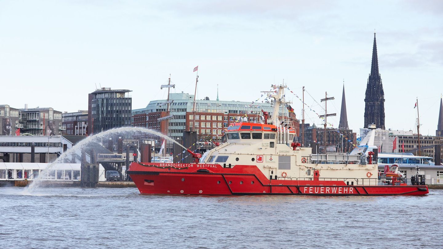 Das Feuerlöschschiff "Branddirektor Westphal" kam dem Sportboot zu Hilfe. (Archivbild) Foto: Georg Wendt/dpa