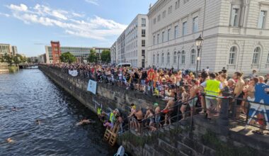 Hunderte springen im Berliner Stadtzentrum ins Wasser