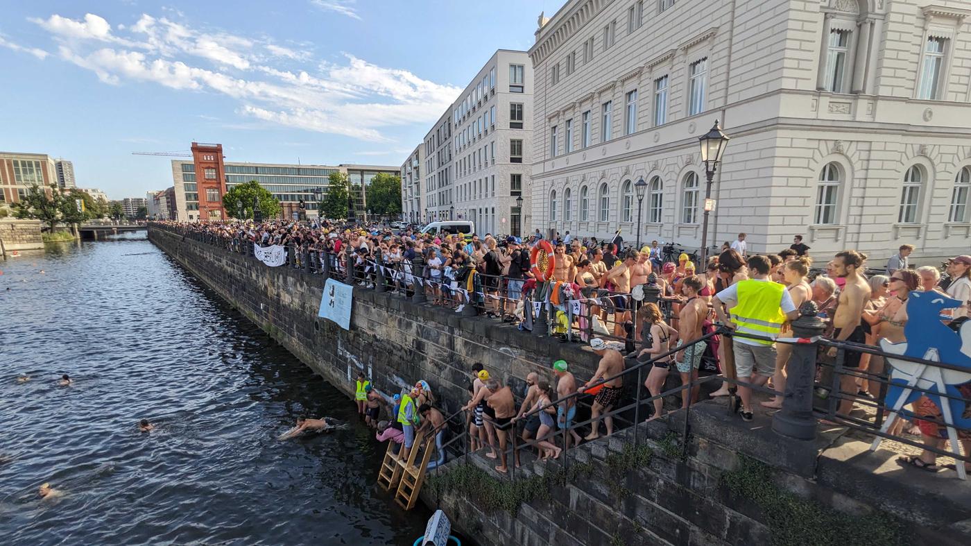 Hunderte springen im Berliner Stadtzentrum ins Wasser