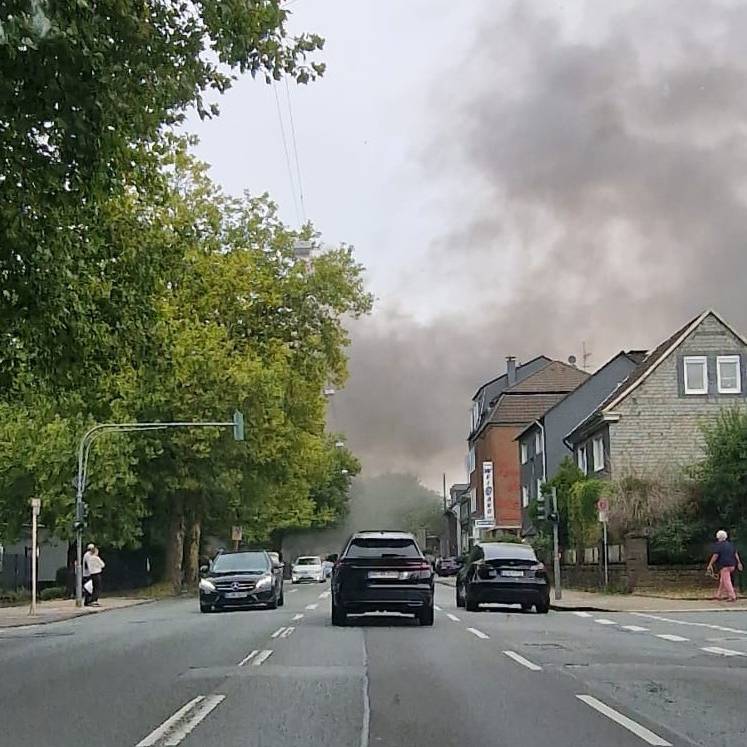 Feuer und Straßensperrungen in Cronenberg