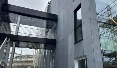 Neue Vogelschutzmarkierungen an der Glasfassade des Museums Industriekultur Wuppertal