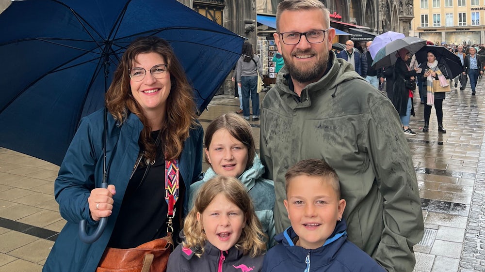Um ihre Kinder im nassen München bei Ferienlaune zu halten, legen sich die Heinzes aus den Niederlanden mächtig ins Zeug.