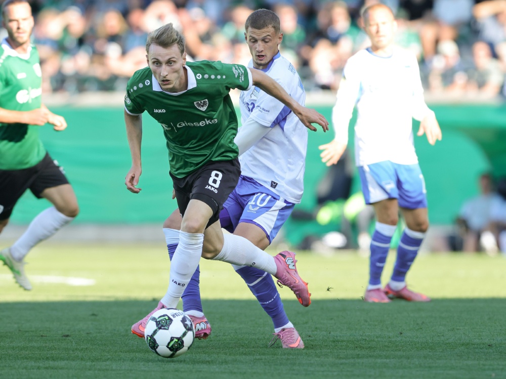 Umkämpftes Duell zweier Zweitligisten (Foto: FIRO/FIRO/SID)