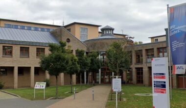 Attacke in Psychiatrie: Islamistin (13) sticht Pflegerin nieder | Regional