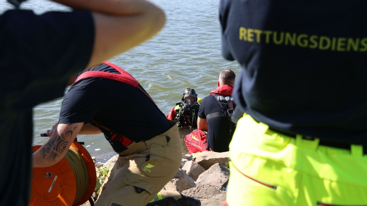 In Köln wurde eine vermisste Person im Rhein gesucht. Foto: Jan Ohmen/dpa