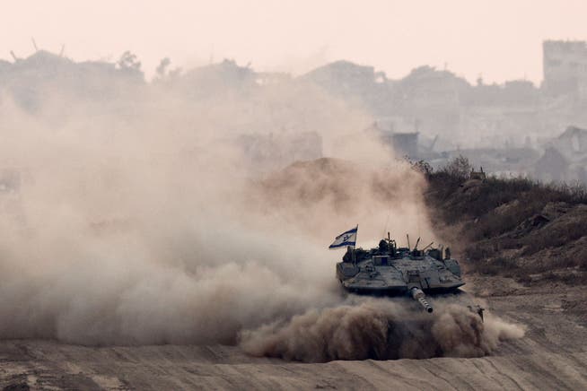 Ein israelischer Panzer fährt durch die Ruinen des Gazastreifens: Bald dürften die militärischen Operationen massiv ausgeweitet werden.