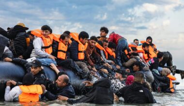 Menschen auf Flüchtlingsboot