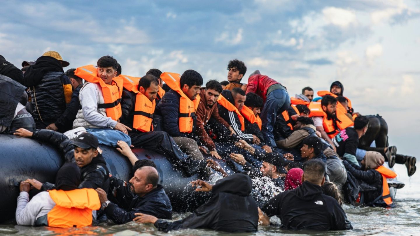 Menschen auf Flüchtlingsboot