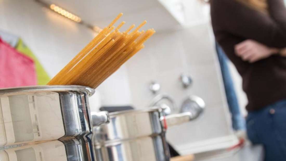 Vollkornspaghetti haben mehr Biss, sind dafür laut «Ökotest» gelegentlich auch mit Schimmelpilzgift belastet. Foto: Christin Klose/dpa-tmn