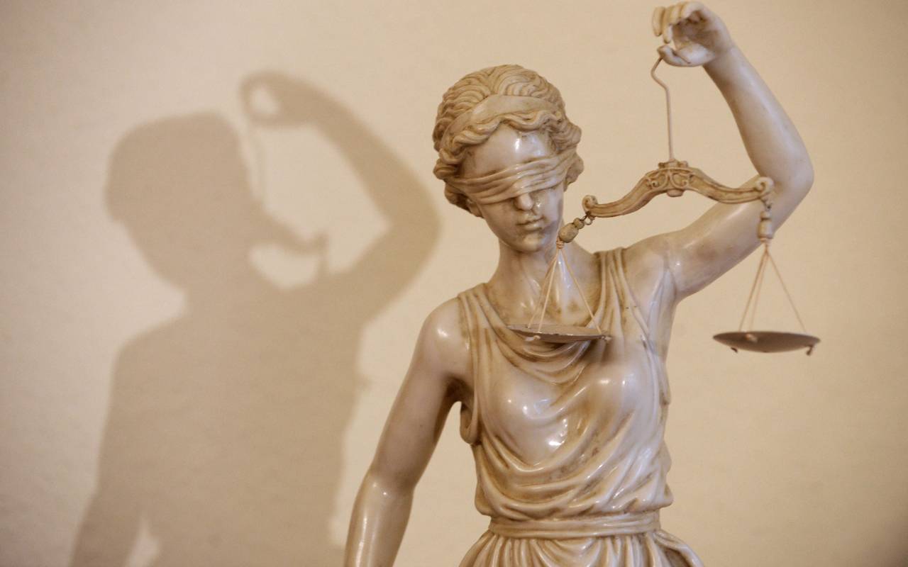 Eine Justizia-Statue im Gericht