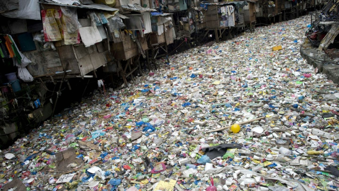 Plastikmüll in einem Fluss im philippinischen Manila im Jahr 2015