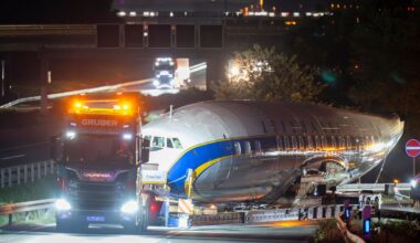 Per Schwertransport kommt das historische Flugzeug nach Frankfurt. Foto: Boris Roessler/dpa