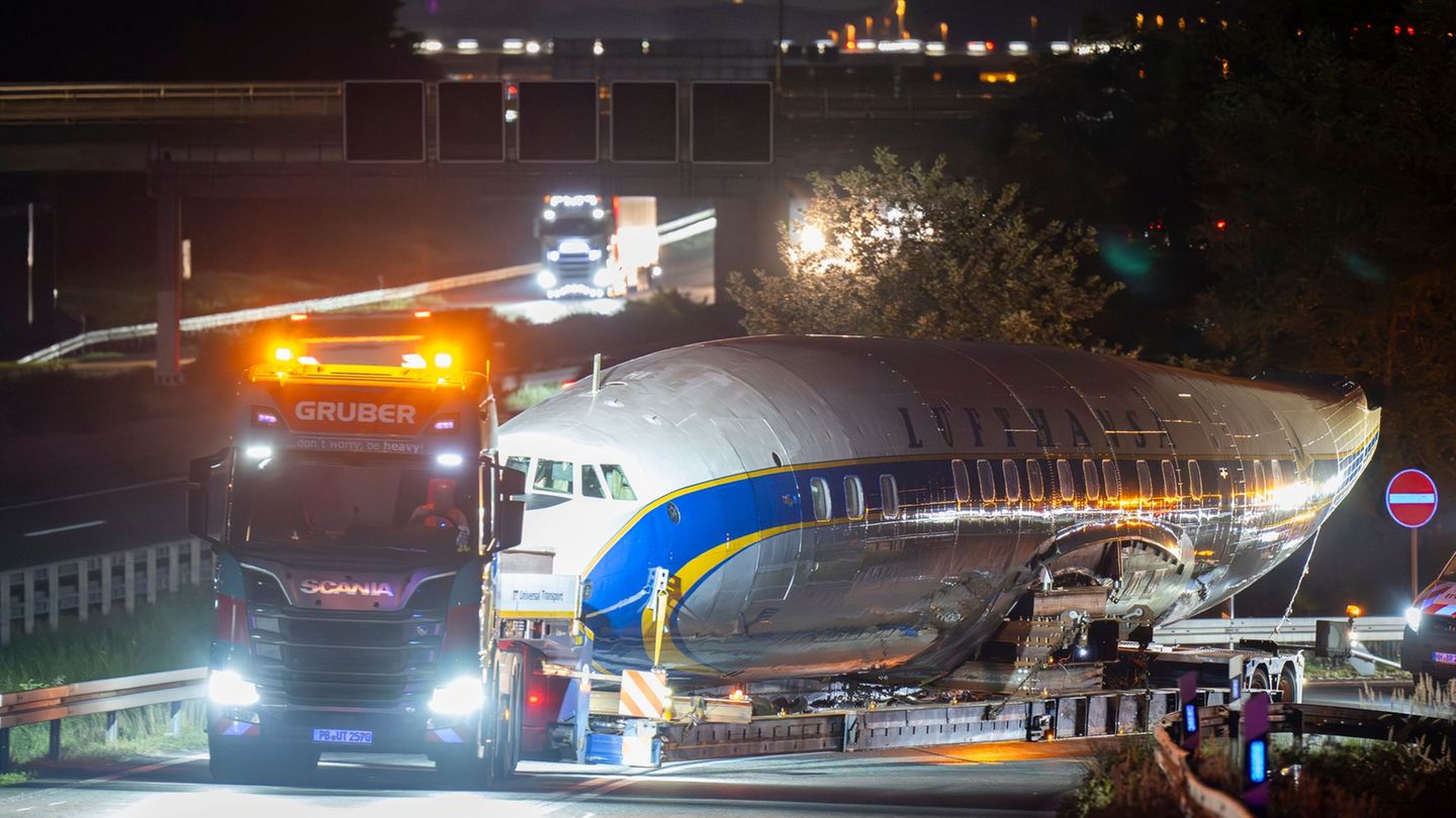 Per Schwertransport kommt das historische Flugzeug nach Frankfurt. Foto: Boris Roessler/dpa