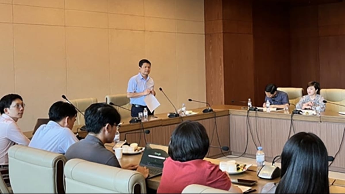 Chi bộ Vụ Châu Âu tổ chức sinh hoạt chuyên đề - Theo dấu chân Bác Hồ ở Pháp