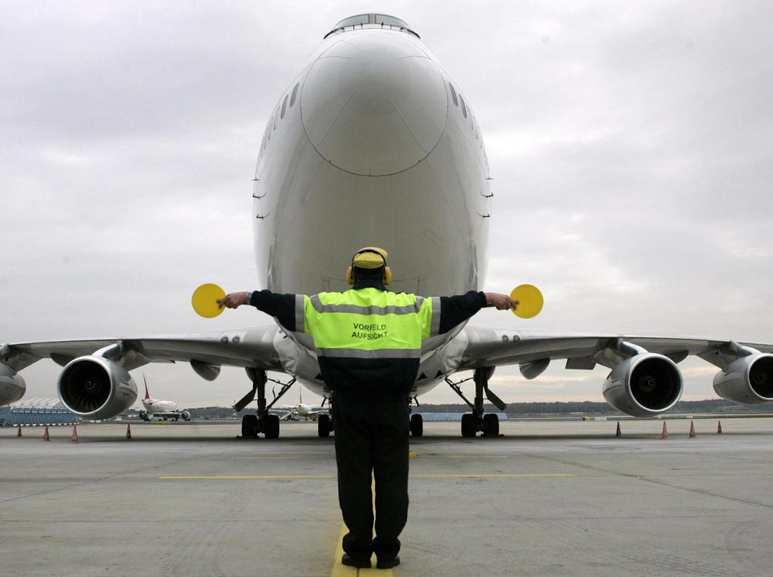 Der Pilot am Flughafen Frankfurt verhindert die Abschiebung der schwangeren Fatma A. nach Algerien. 