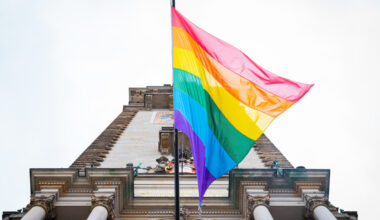 Auch in diesem Jahr weht die Regenbogenflagge zur Pride Week am Hamburger Rathaus