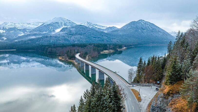 Der Sylvensteinsee südlich von München ist immer eine Reise wert, aber vor allem ist das Bauwerk ein wichtiger Hochwasserschutz für alle Menschen entlang der Isar.