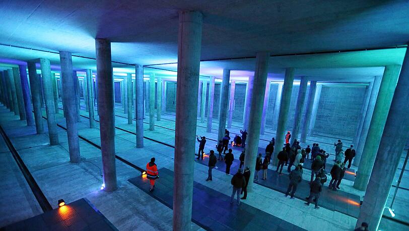 Das Regenrückhaltebecken unter dem Hirschgarten fasst alleine 90.000 Kubikmeter Wasser und entlastet somit die Kanalisation der Stadt bei Starkregen.