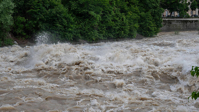 Isar-Hochwasser bei den Staustufen unterhalb der Maximiliansbrücke.